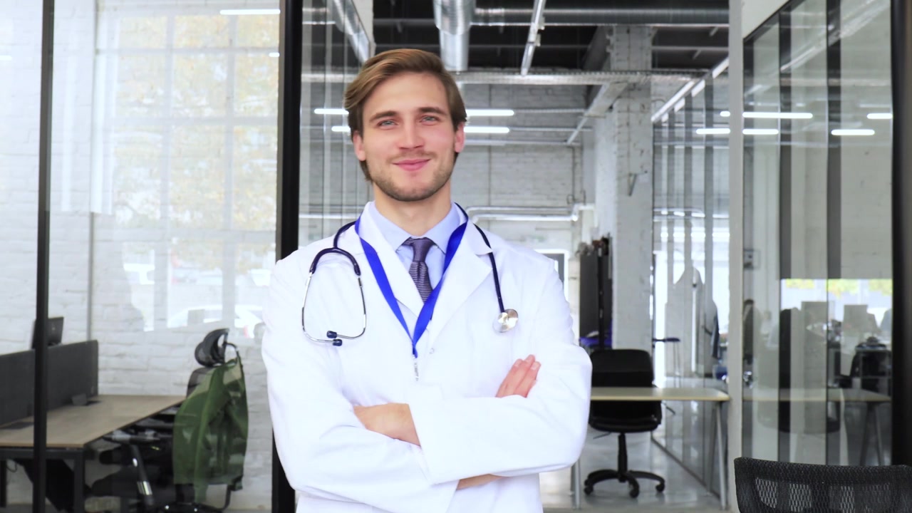 Joven médico camina y sonríe en un consultorio médico moderno