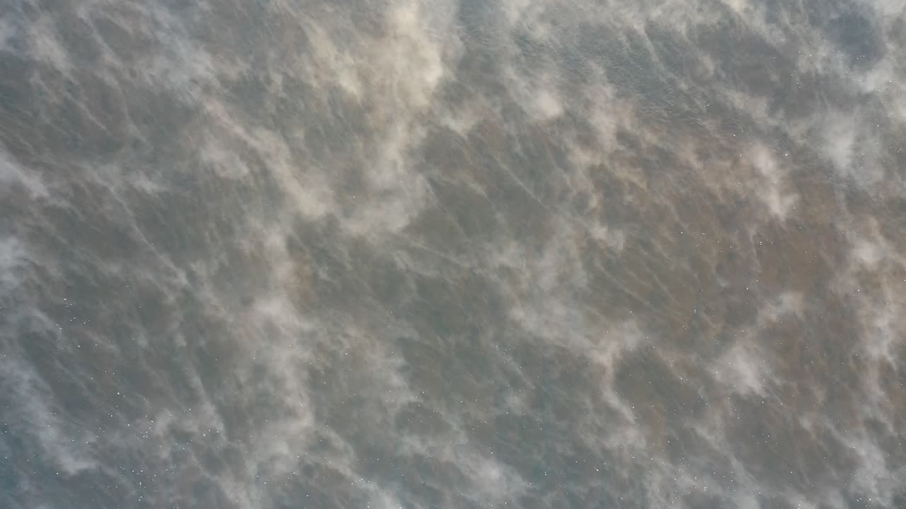 vista aérea de un río con niebla