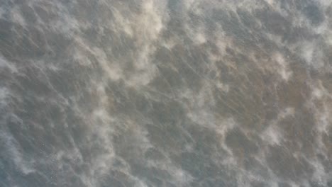 vista aérea de un río con niebla