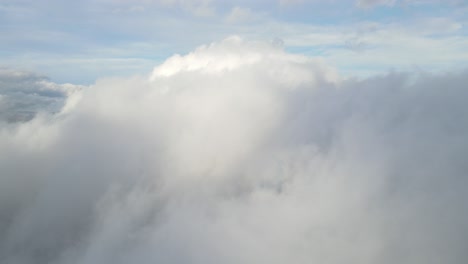 nubes de cúmulo en el cielo