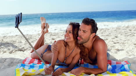 una pareja feliz tomando una selfie.