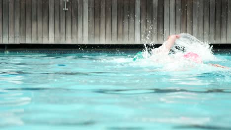 Glückliches-älteres-Paar,-Das-Im-Pool-Schwimmt