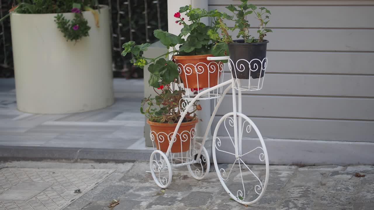 Hvit sykkelpotte med blomster