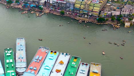 Terminal-De-Barcos-De-Sadarghat-En-El-Río-Buriganga,-Ciudad-De-Dhaka,-Bangladesh