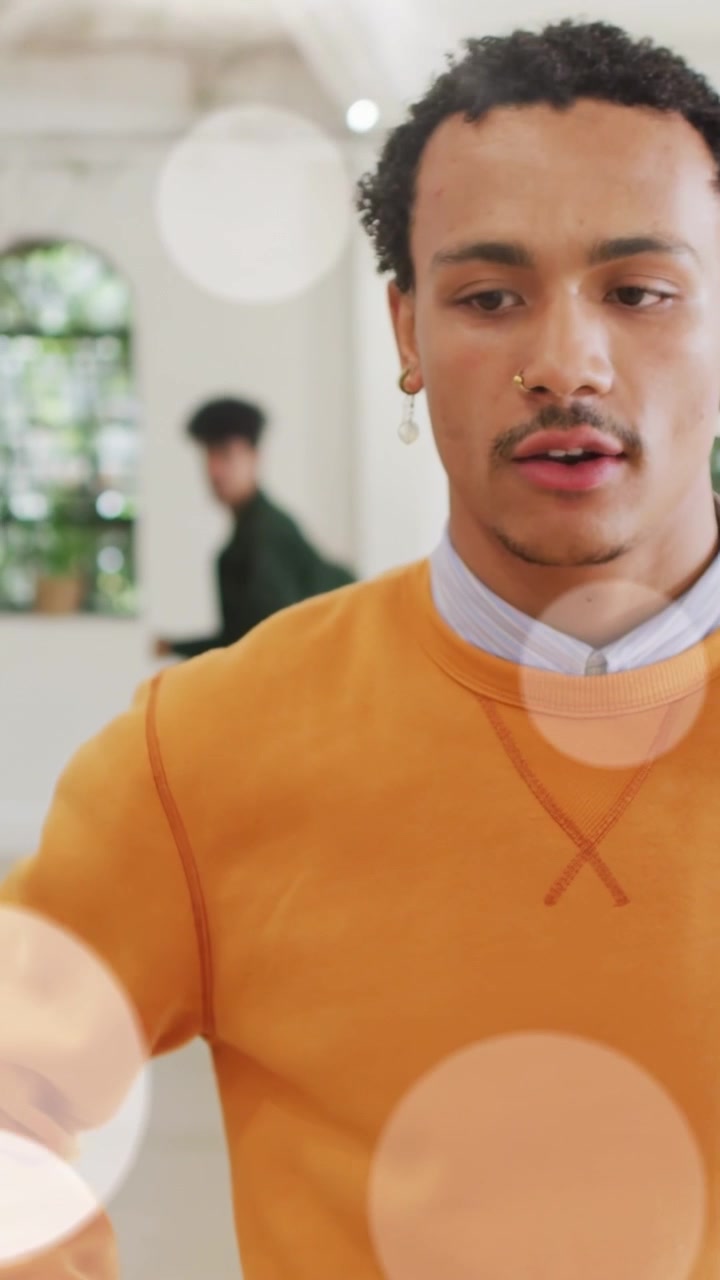 Video verticale: Uomo che presenta per il marketing, con l'inizio della sessione, parlando e gesticolando con effetto bokeh.