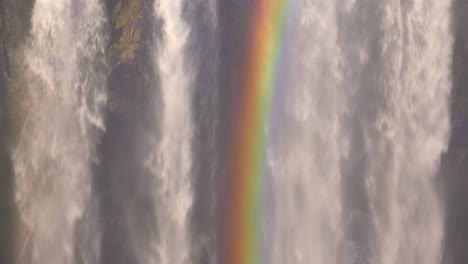 Hermosa-Toma-Cercana-Con-El-Arco-Iris-De-Las-Cataratas-Victoria-Y-La-Jungla-Desde-El-Lado-De-Zimbabwe-De-La-Cascada-Africana-3