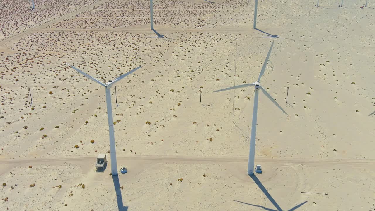 panorámica aérea del parque eólico en palm springs | iluminación de la tarde