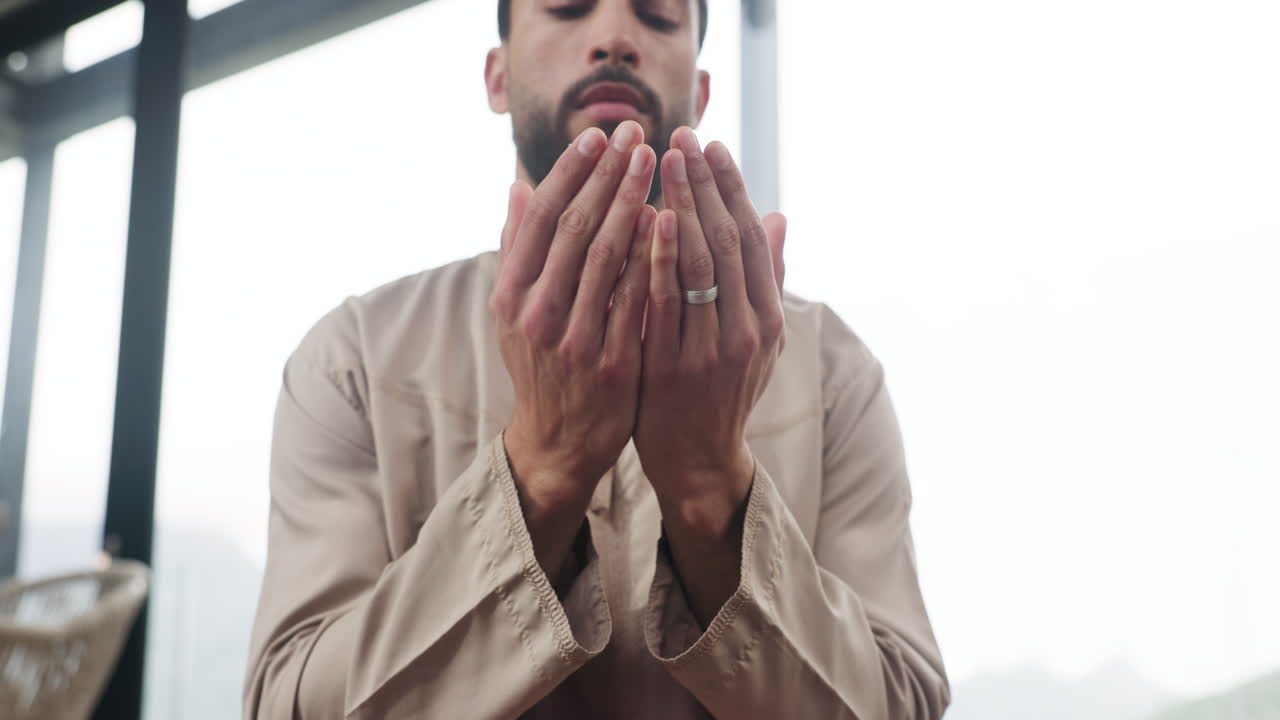 Primo piano di un uomo musulmano che prega con le mani giunte