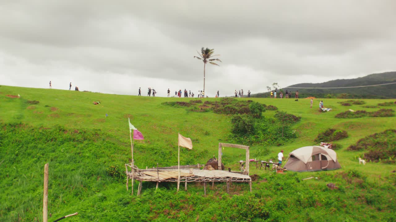 관광객들은 산의 한때 접근할 수 없었던 부분에서 여름 목적지를 즐깁니다.