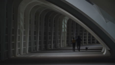 una pareja caminando por la noche por la ciudad.
