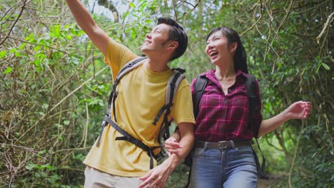 pareja de senderismo en el bosque