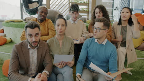 equipo de negocios diverso en una reunión