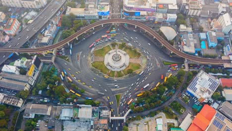 vista aérea de la enorme rotonda y los semáforos en el monumento a la victoria durante la noche. monumento de bangkok, tailandia