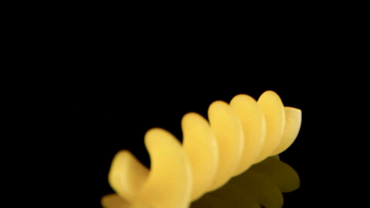 검은 거울 테이블 위에 있는 퓨실리 스파일 파스타를 발견했다.