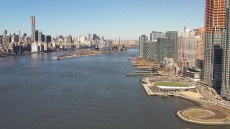 una vista de ángulo alto mirando al norte sobre el río este en un día soleado