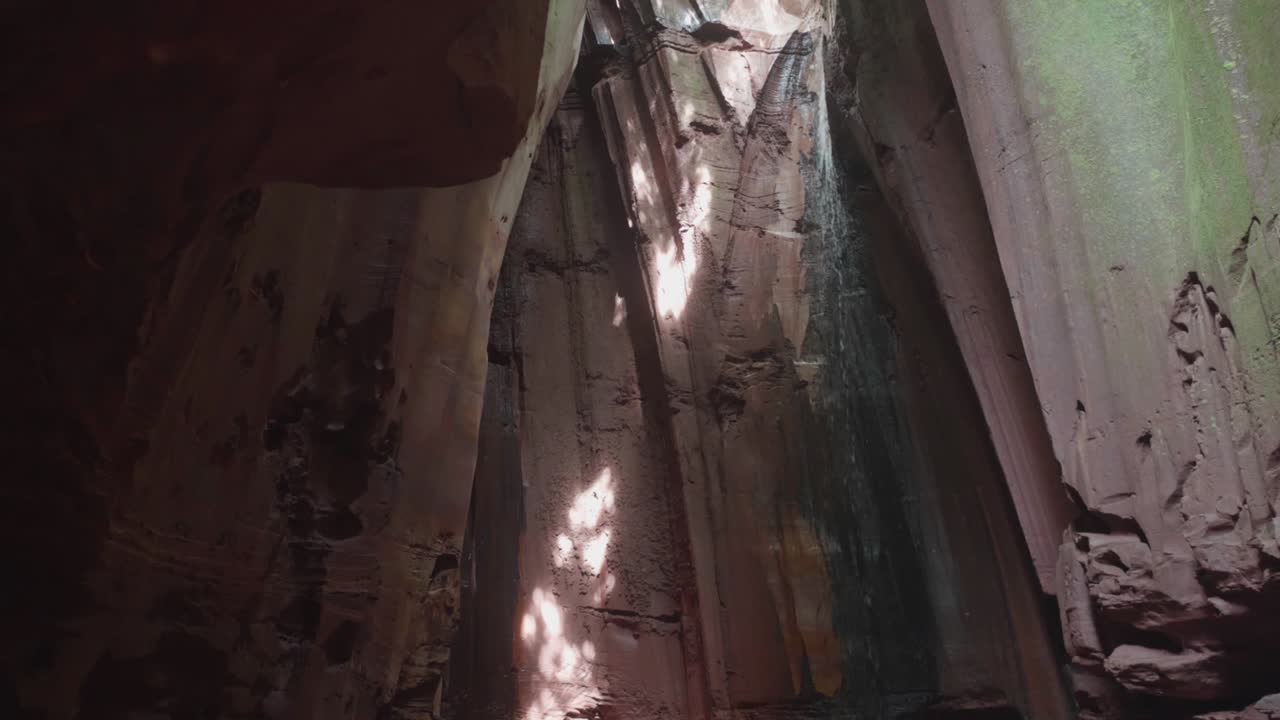 agua que llueve desde una roca