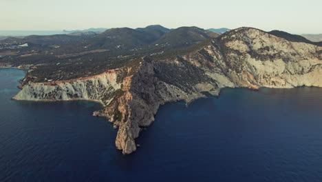 Malerische-Meereslandschaft-In-Punta-Roja,-Ibiza,-Spanien---Luftaufnahme