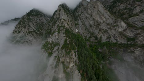 FPV-Drohnentauchgang-In-Bewölkten-Bergen-Am-Morgen