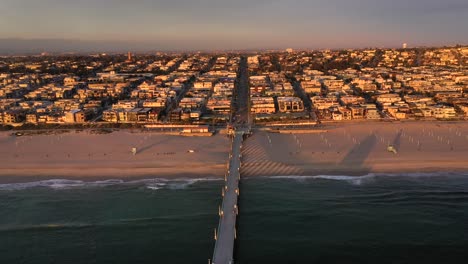 Muelle-De-La-Playa-De-Manhattan-Al-Atardecer-En-Los-ángeles,-California---Retroceso-Aéreo