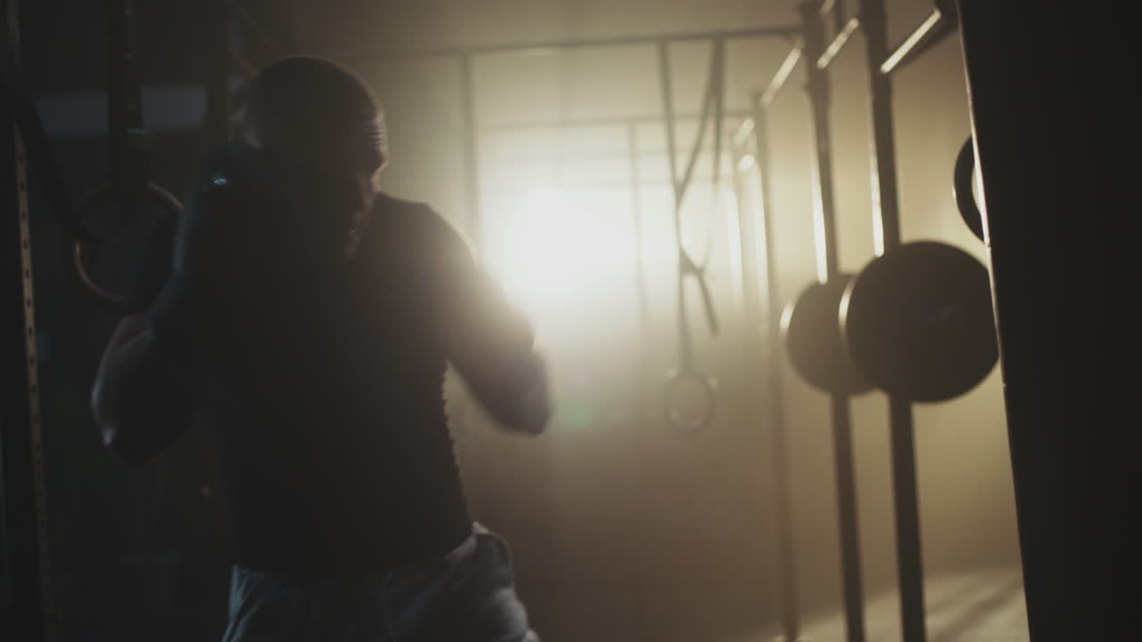 체육관에서 권투하는 남자