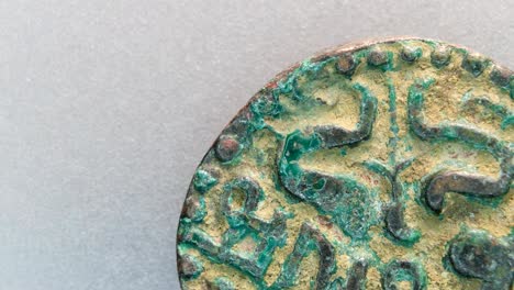primer plano de monedas muy antiguas