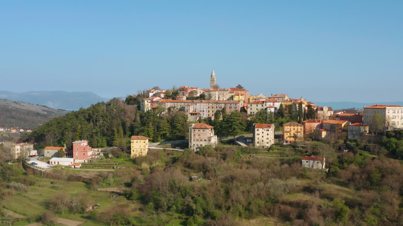 paisaje urbano en la cima de la colina de labin con vistas a la costa de kvarner en istria, croacia