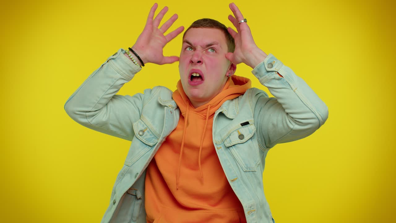 재을 입고 후디를 입은 미치광이가 혀를 꺼내어 보여주고, 어리석은 표정을 지으며, 미치광입니다.