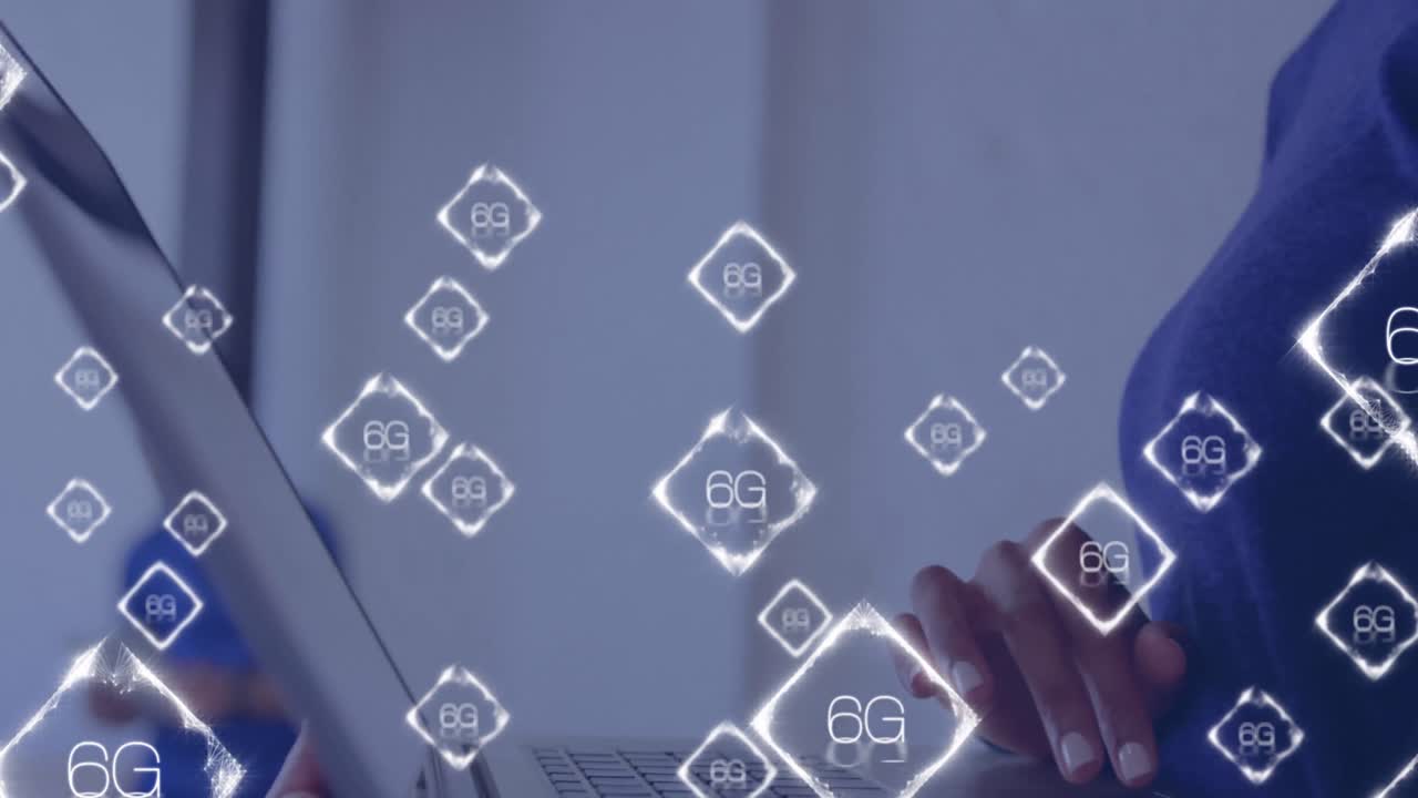 animación de textos de 6g sobre una mujer afroamericana que usa una computadora portátil