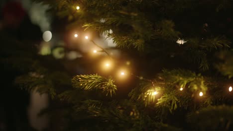 primer plano de las luces de hadas en el árbol de navidad decorado