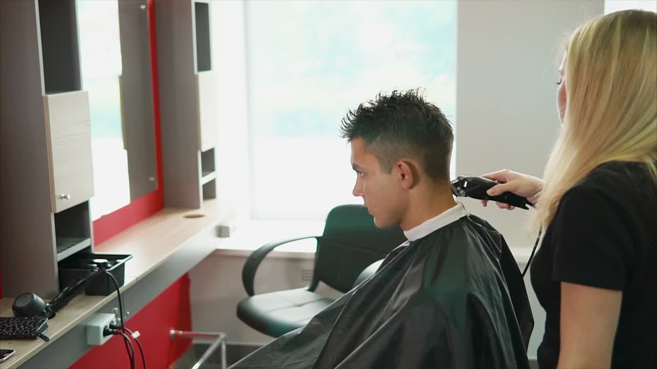Klipning i en barbersalon