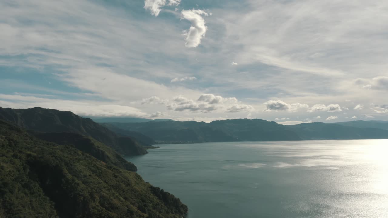 Drone luftfoto, flyver højt over smukke Atitlán-søen, Guatemala, omgivet af bjerge