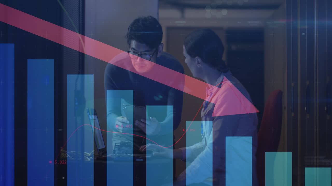 animación de datos y flecha sobre diversos ingenieros informáticos masculinos y femeninos con computadora portátil por servidor de computadora