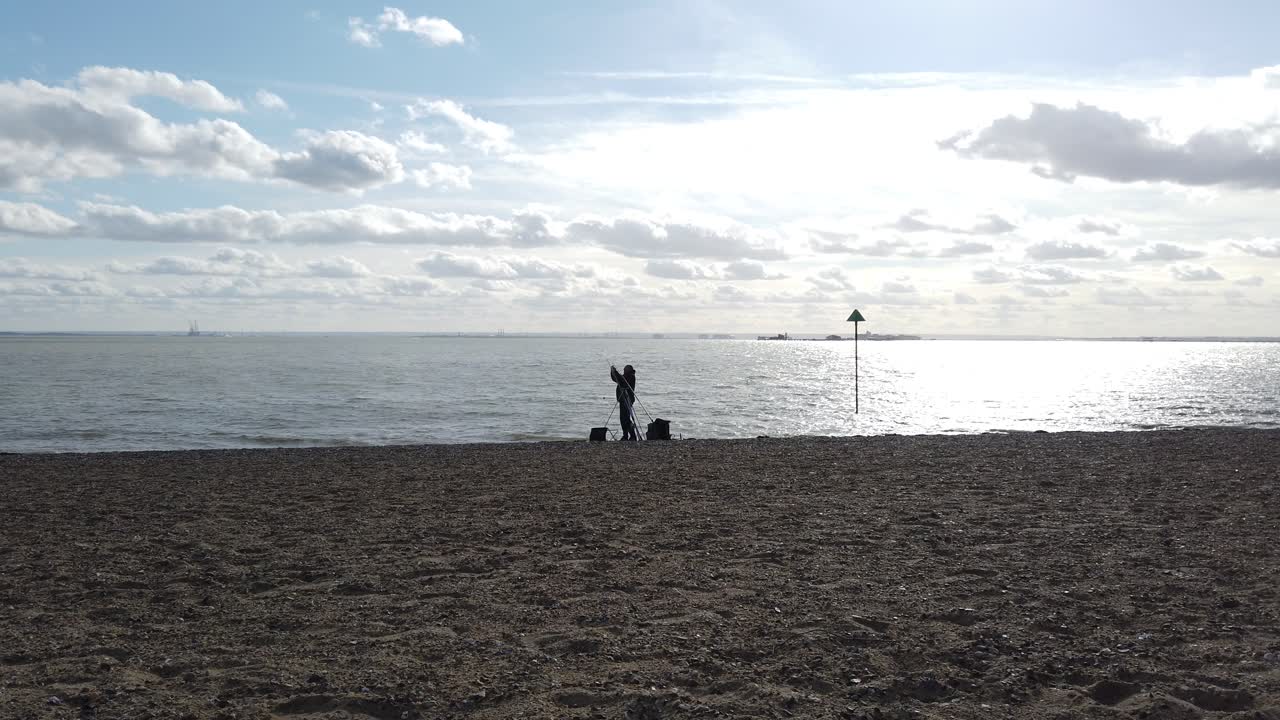 바다 essex에 남쪽 끝에서 해변에 서있는 고독한 바다 어부