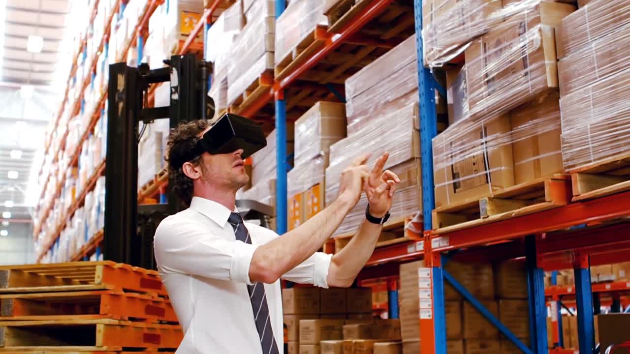 supervisor usando gafas virtuales