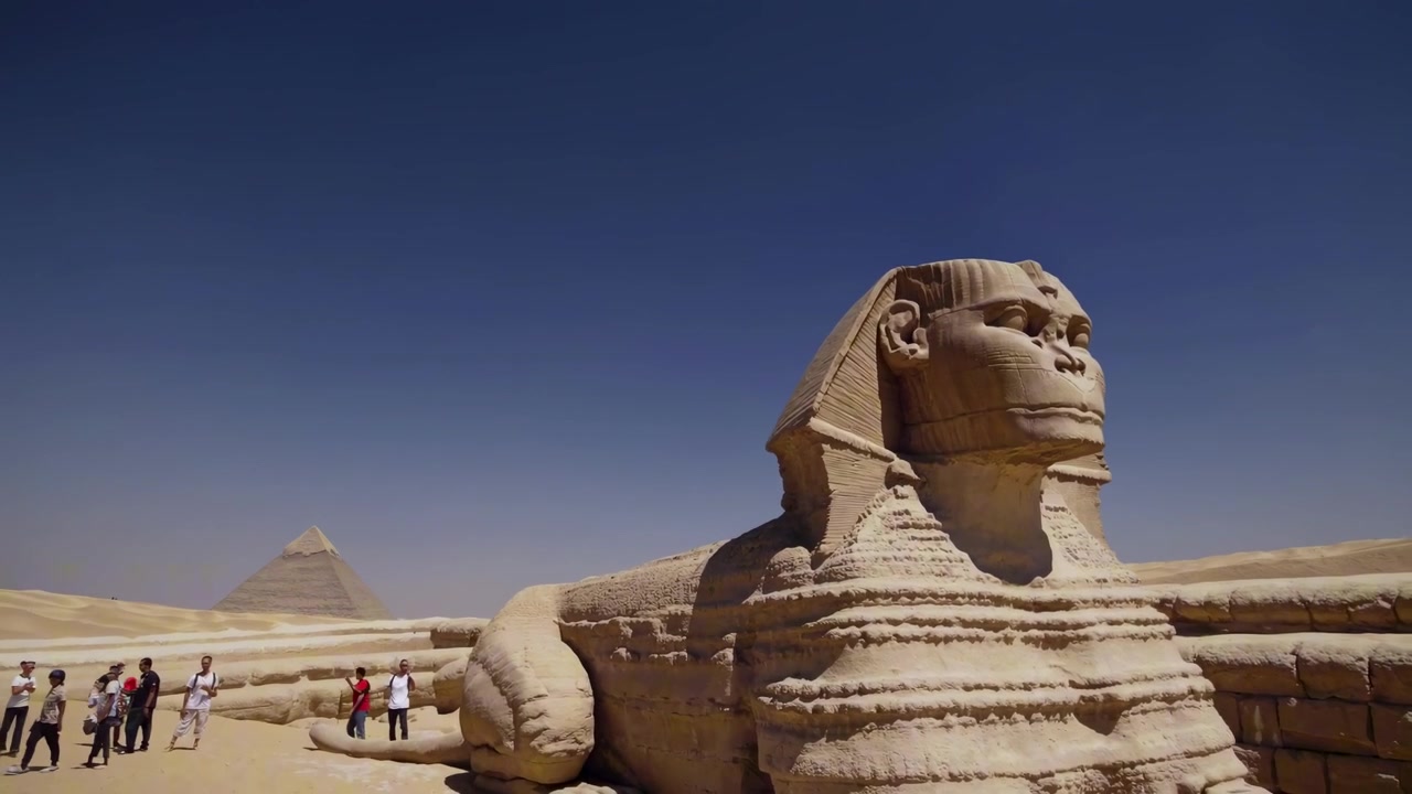 Turisti che visitano la Grande Sfinge e le Piramidi di Giza in Egitto