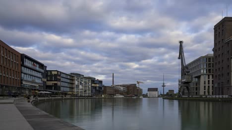 Münster-Stadthafen-Zeitraffer-An-Einem-Bewölkten-Nachmittag