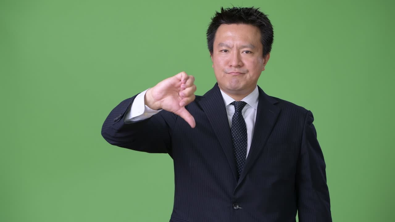 녹색 배경에 성숙한 일본 사업가