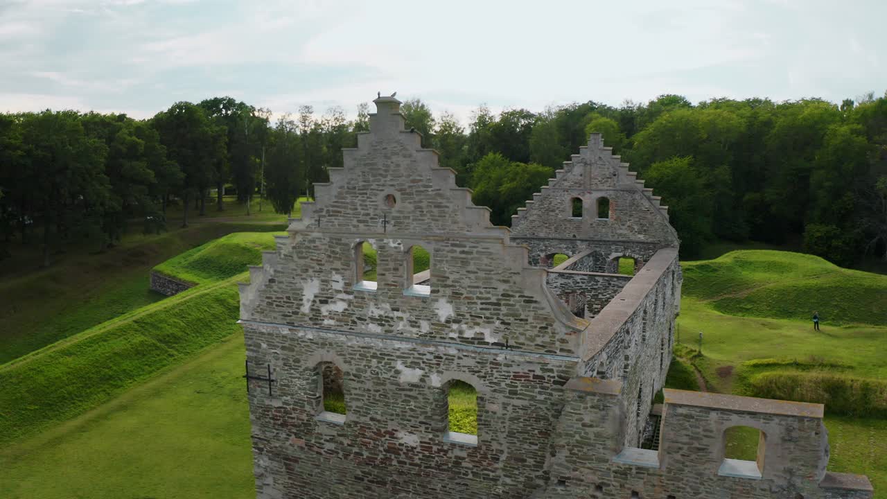 Vista drone circolare delle rovine di Visingsborg.
