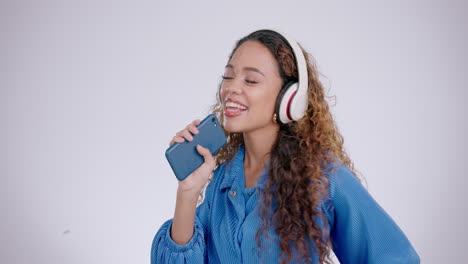 mujer, auriculares o baile con teléfono inteligente