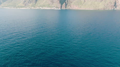 Vuelo-Sobre-El-Atlántico-Revela-La-Imponente-Costa-Montañosa-De-Madeira