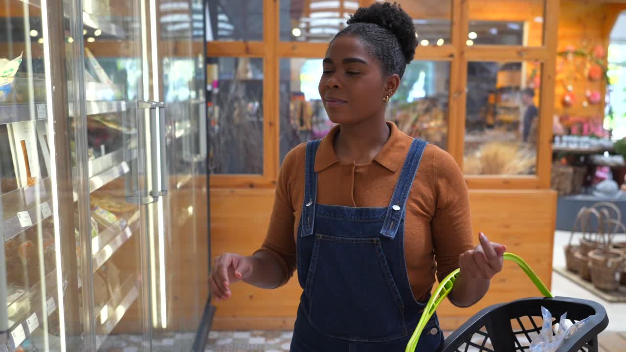 mujer comprando en una tienda