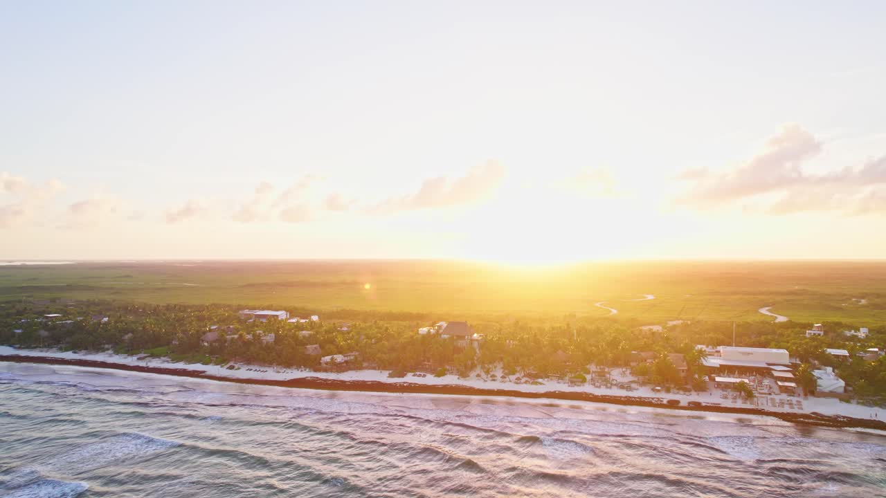 Luftfoto/dronebillede af smuk solnedgang i den gyldne time over caribisk strand nær Tulum, Mexico