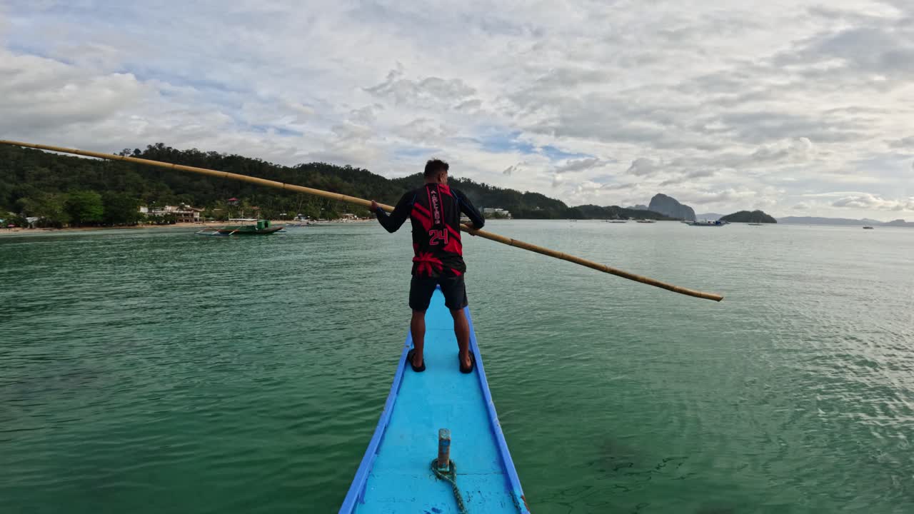 Ritorno serale da un tour dell'isola con un locale al timone della barca attraverso acque calme