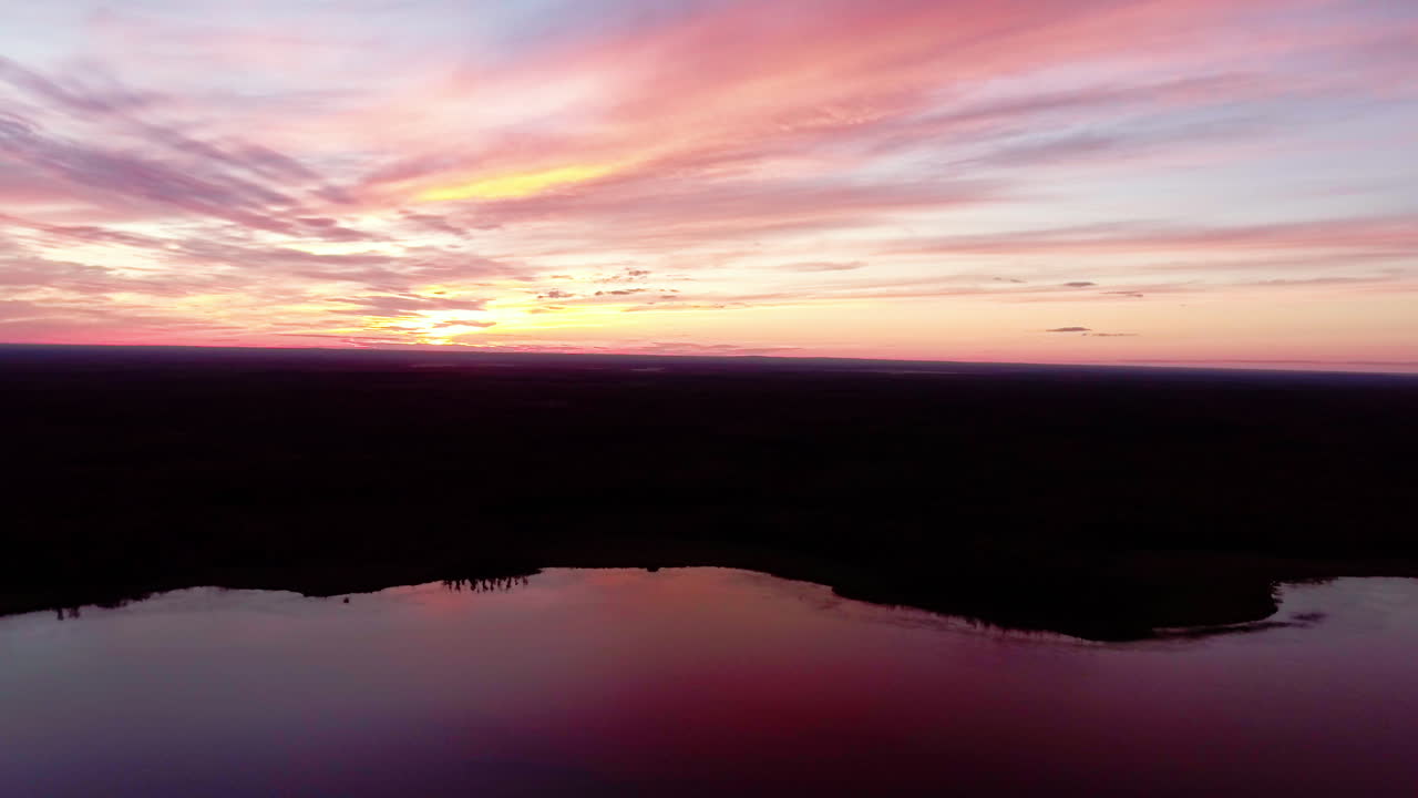 aéreo sobre un hermoso lago al atardecer