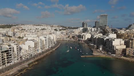 Una-Vista-Aérea-De-La-Ciudad-Costera-De-San-Julián-En-Malta-En-Una-Mañana-Soleada.