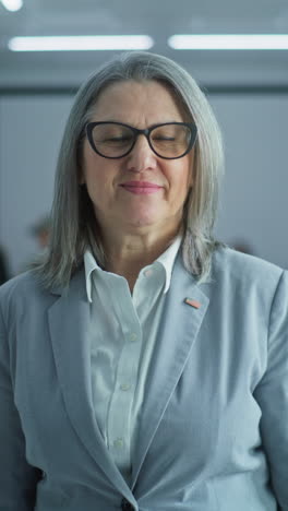 Portrait-of-female-soldier,-United-States-of-America-elections-voter.-Woman-in-camouflage-uniform-stands-in-polling-station-and-looks-at-camera.-Background-with-voting-booths.-Concept-of-civic-duty.