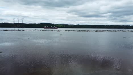 Buque-De-Carga-En-El-Río-San-Lorenzo-En-Quebec,-Canadá---Enfoque-Aéreo