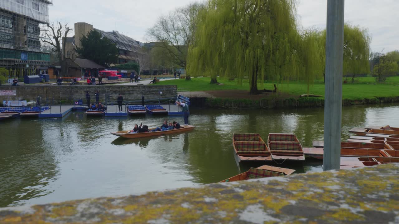 트래킹 팬은 관광 가이드와 관광객을 따라 잉글랜드에서 강 보트를 떠다니고 있습니다.