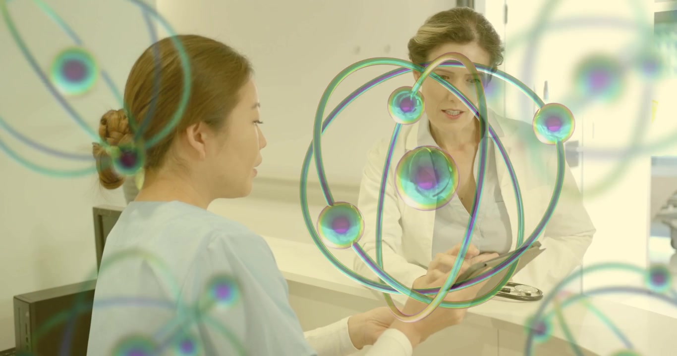 Paciente tocando no tablet, causando animação de dados de saúde 3D, enquanto médico aponta moléculas giratórias