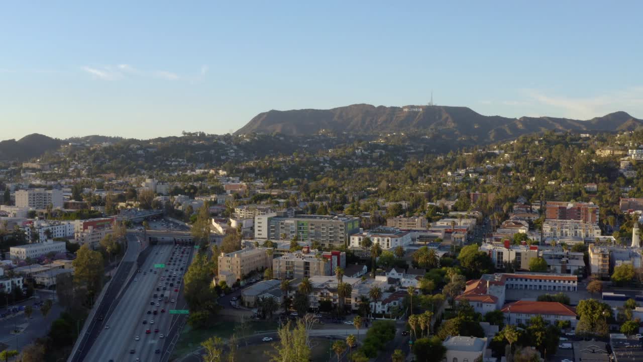 vista superior de los ángeles. toma aérea de aviones no tripulados de edificios residenciales. toma aérea del tráfico de la ciudad.